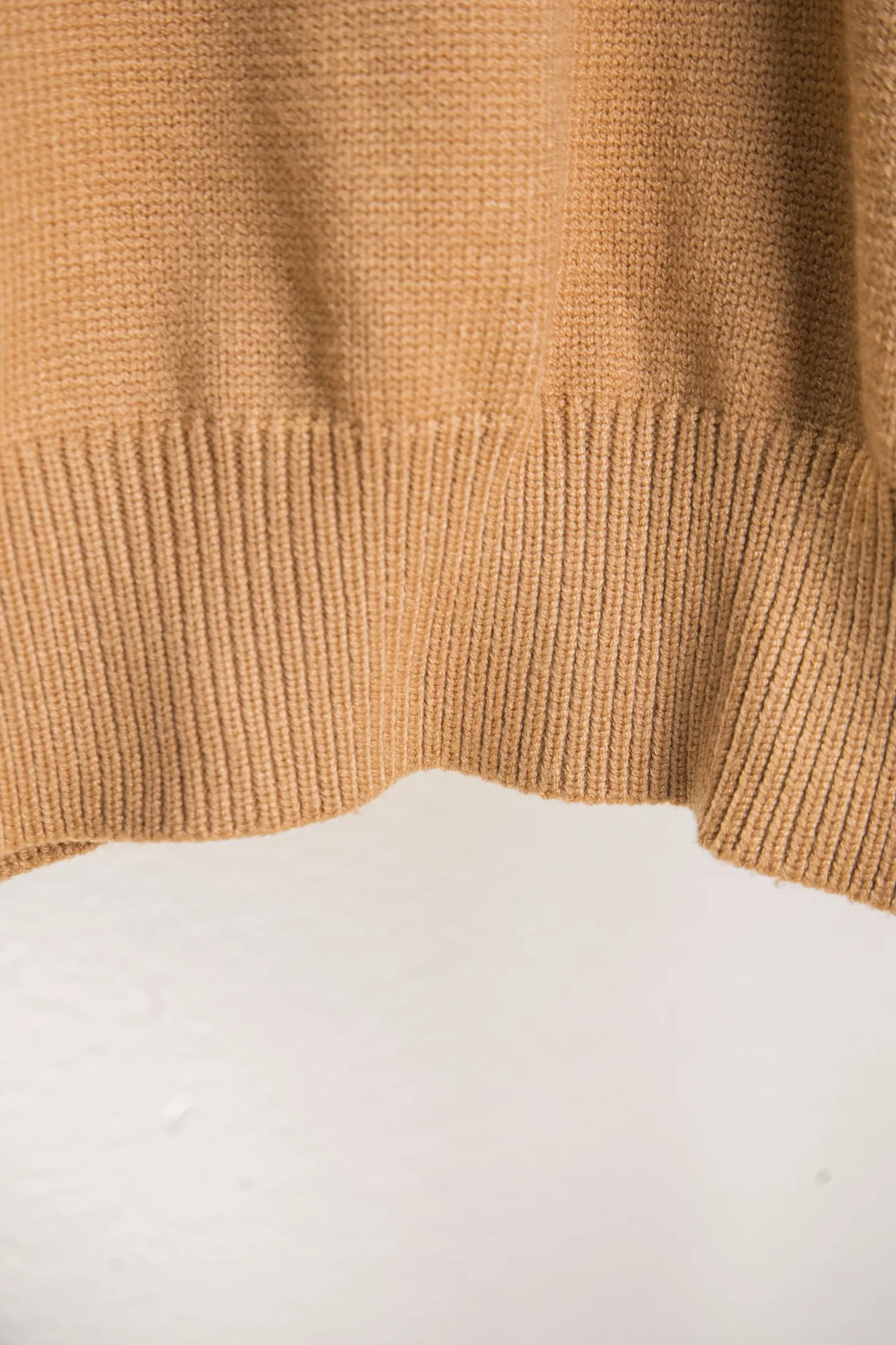 P230 Style number: Y258 Ralph Lauren POLO twist button open-chest sweater is a limited edition every year. There won’t be many styles in the store! Ralph Lauren men's half-button sweater. The shape is really nice. It can be worn alone or as a coat. It can be worn outside the inner layer. It is versatile and looks good. Tag, hanging grain, washable, packaging bag, full set of accessories. The appearance is quite high. The workmanship is super exquisite. Color: navy, gray, apricot, navy. Size: S M L XL